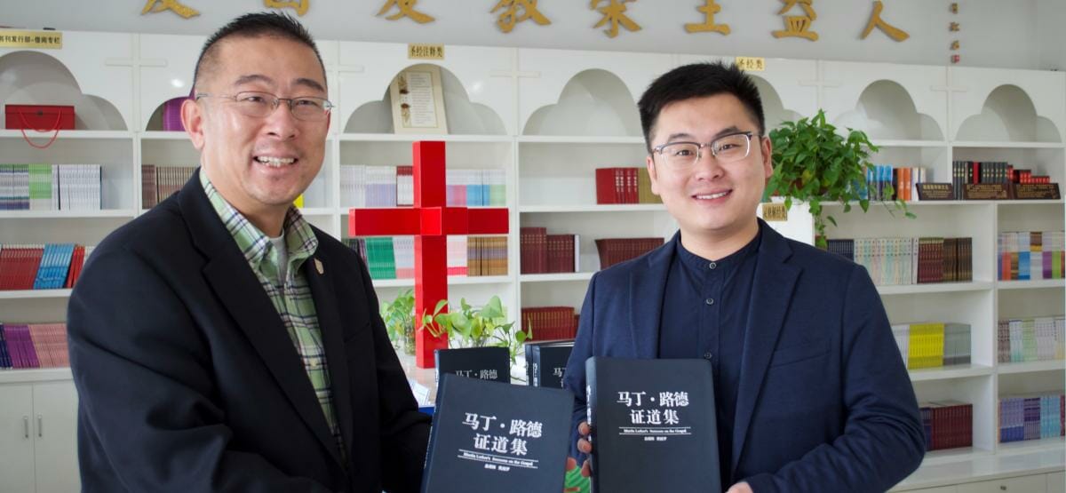 Frank in einem christlichen Bücherladen, der oft Teil einer örtlichen Kirche ist